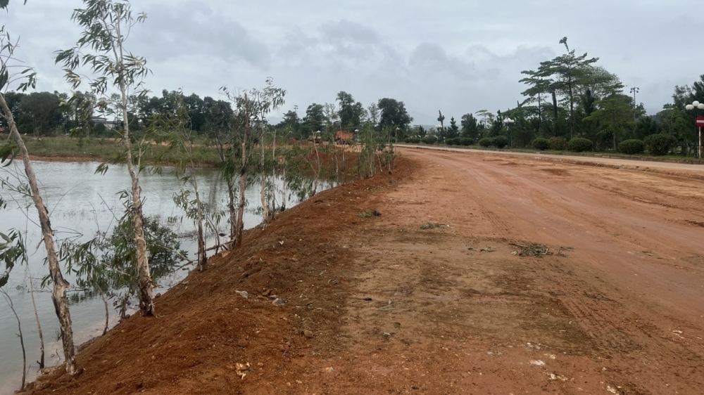 Vĩnh Phúc: Chính quyền cho biết không có hiện tượng xe đổ lấp đất xuống lòng hồ Đại Lải