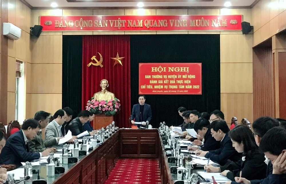 Đồng chí Nguyễn Minh Trung - Tỉnh ủy viên, Bí thư Huyện ủy, Chủ tịch HĐND huyện chỉ đạo các đơn vị cần tập trung hoàn thành các chỉ tiêu năm 2022.