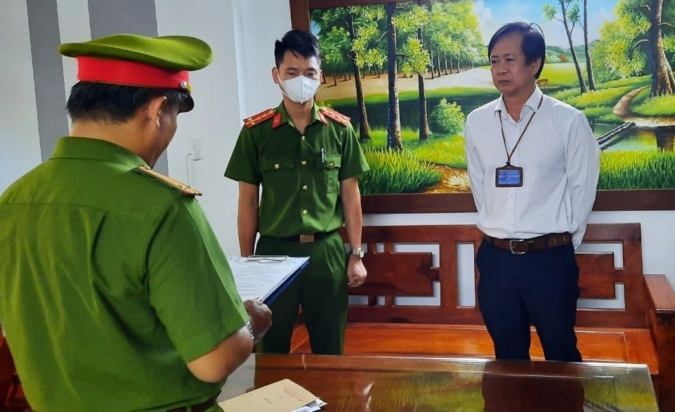 Trước đó, Cơ quan Cảnh sát điều tra CATP Đà Nẵng tống đạt quyết định khởi tố bị can, bắt tạm giam đối với ông Tôn Thất Thạnh, Giám đốc CDC Đà Nẵng (Ảnh: Công an Đà Nẵng)