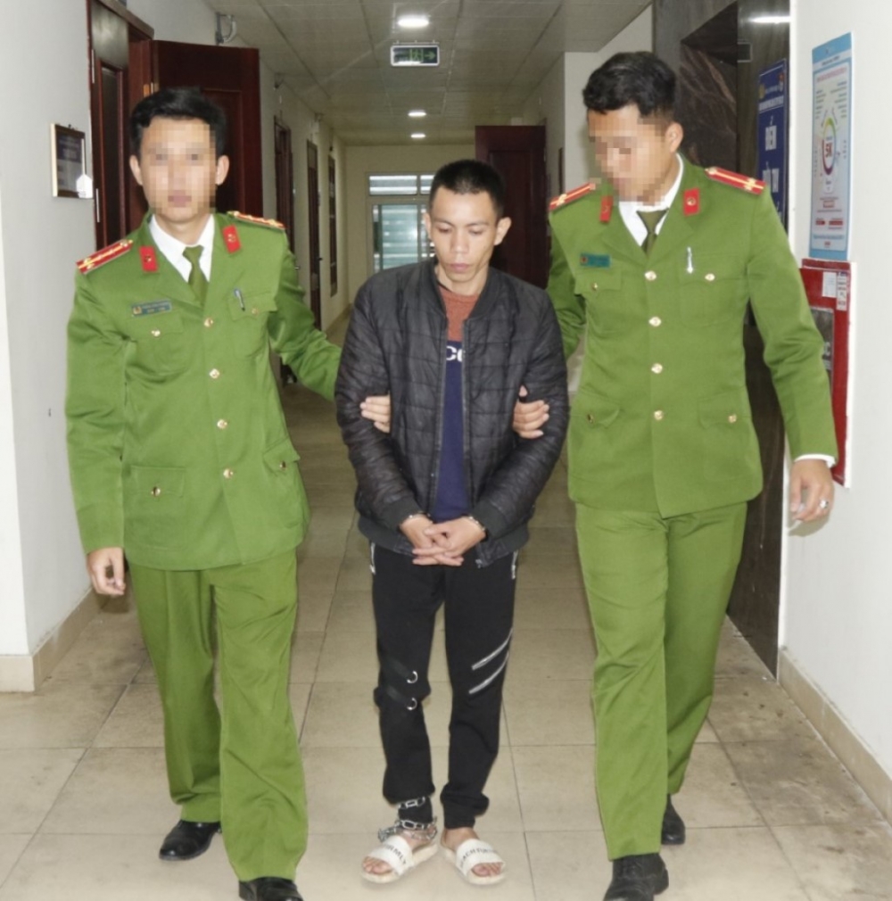 Cảnh sát điều tra tội phạm về ma túy dẫn giải đối tượng Quang Văn Toàn