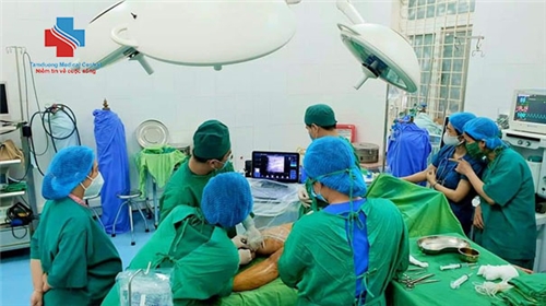 Hình ảnh Bác sĩ siêu âm xác định vị trí can thiệp suy tĩnh mạch chi bằng laser