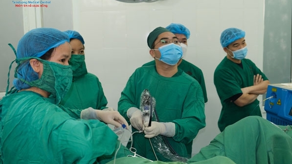 Vĩnh Phúc: Phẫu thuật nội soi tán sỏi ngược dòng và điều trị suy tĩnh mạch chi dưới bằng laser