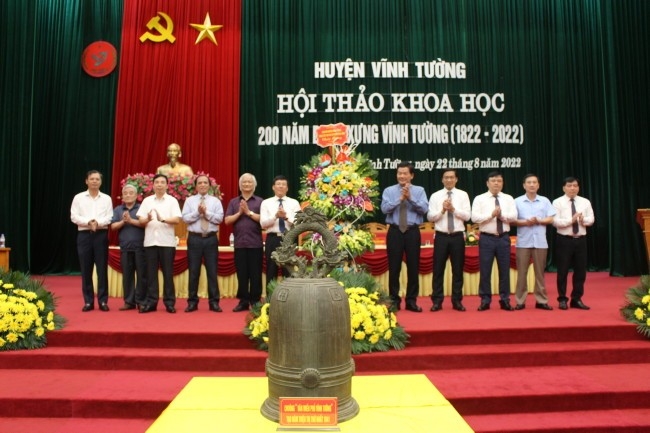 Tác giả Đỗ Việt Trì (thứ 2 từ bên trái)