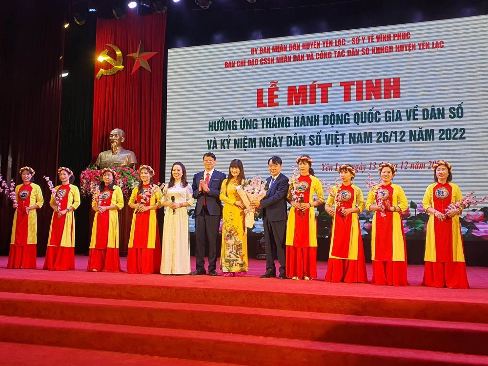 Tặng hoa tiết mục văn nghệ