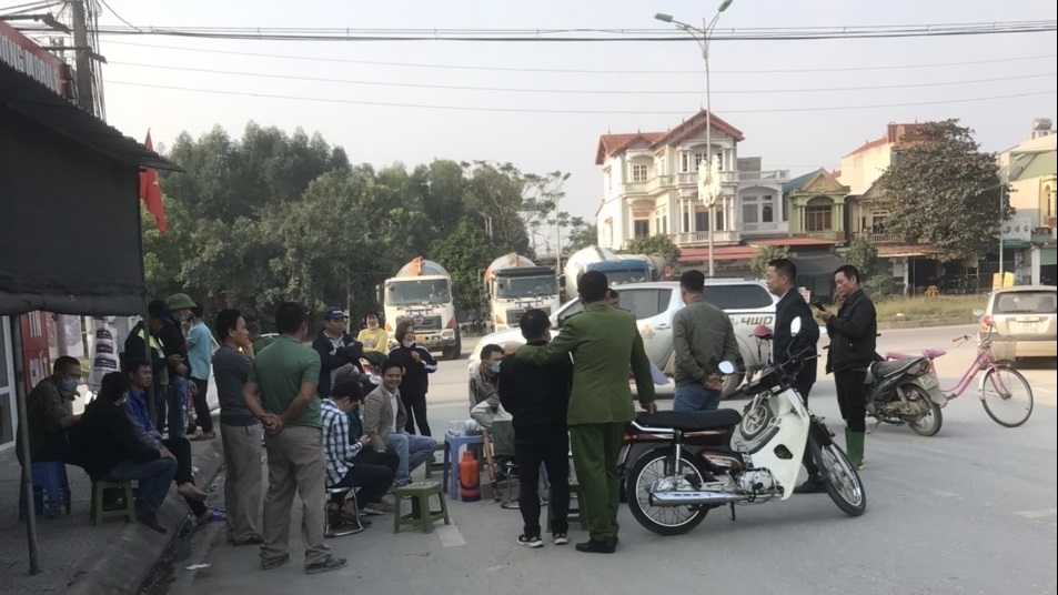 Vĩnh Phúc: Người dân "chặn xe bồn" vì trạm trộn bê tông gây ô nhiễm môi trường