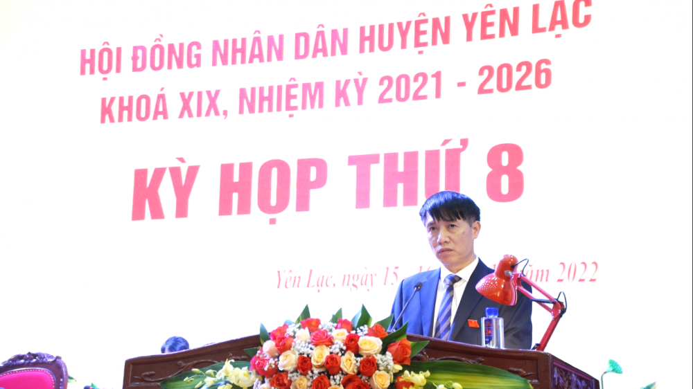 Đồng chí Nguyễn Lê Huy – UV BTV Huyện ủy, Phó Chủ tịch UBND huyện trình bày báo cáo tóm tắt kết quả thực hiện nhiệm vụ phát triển kinh tế - xã hội năm 2022, Kế hoạch phát triển kinh tế - xã hội năm 2023