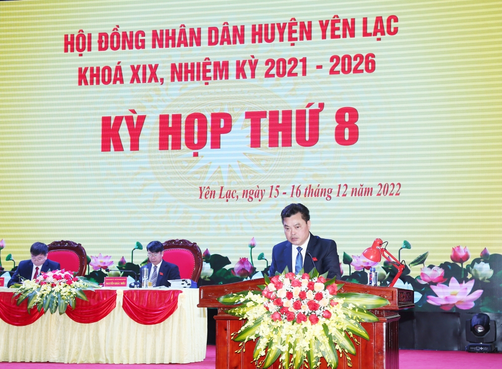 Ông Nguyễn Ngọc Tú- Trưởng ban KT-XH, HĐND huyện trình bày báo cáo tóm tắt của Đoàn Giám sát Thường trực HĐND huyện về kết quả giám sát việc quản lý, sử dụng biên chế, hợp đồng giáo viên và quản lý các khoản thu chi của phòng GD&ĐT và các trường THCS, Tiểu học, Mầm non.