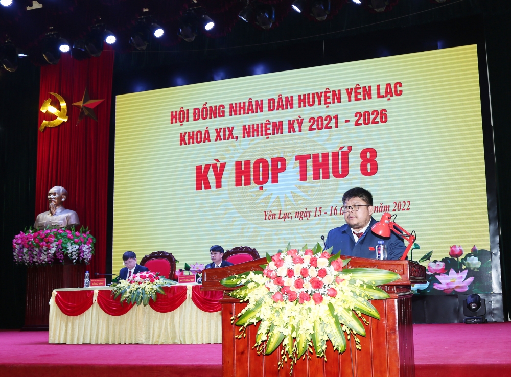 Ông Dương Quang Dũng - Ủy viên UBND huyện, Trưởng Phòng Kinh tế&HT lên trình bày tờ trình của UBND huyện về Đồ án điều chỉnh quy hoạch chung đô thị Nguyệt Đức, huyện Yên Lạc.