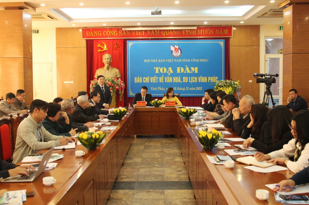 Chủ tịch UBND tỉnh Lê Duy Thành phát biểu tại buổi tọa đàm.