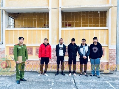 5 đối tượng trong đường dây cá độ bóng đá bị bắt giữ (Nguồn: Công an tỉnh Lạng Sơn)