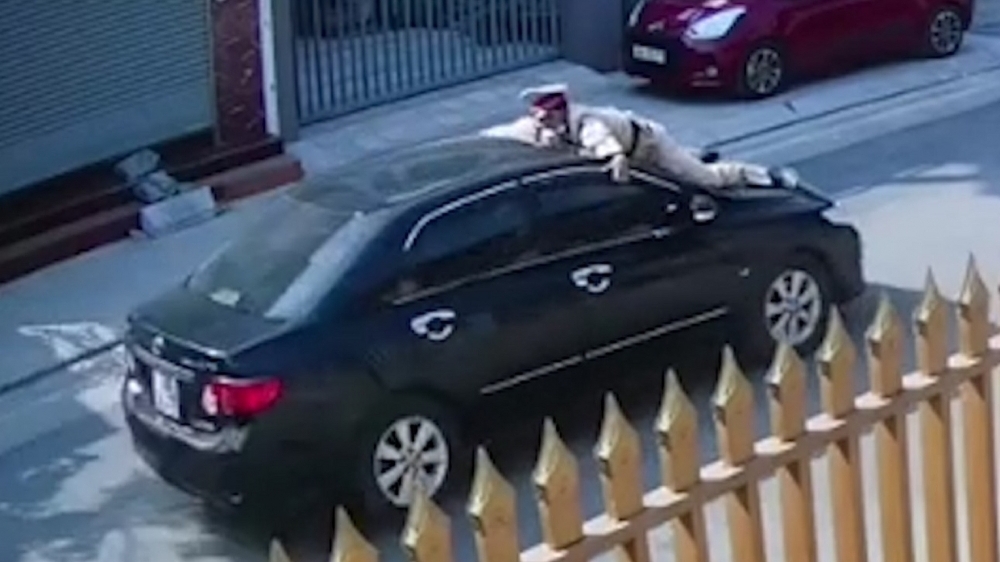 Vĩnh Phúc: Phó Giám đốc Trung tâm Giáo dục thường xuyên hất CSGT lên nắp capo rồi bỏ chạy