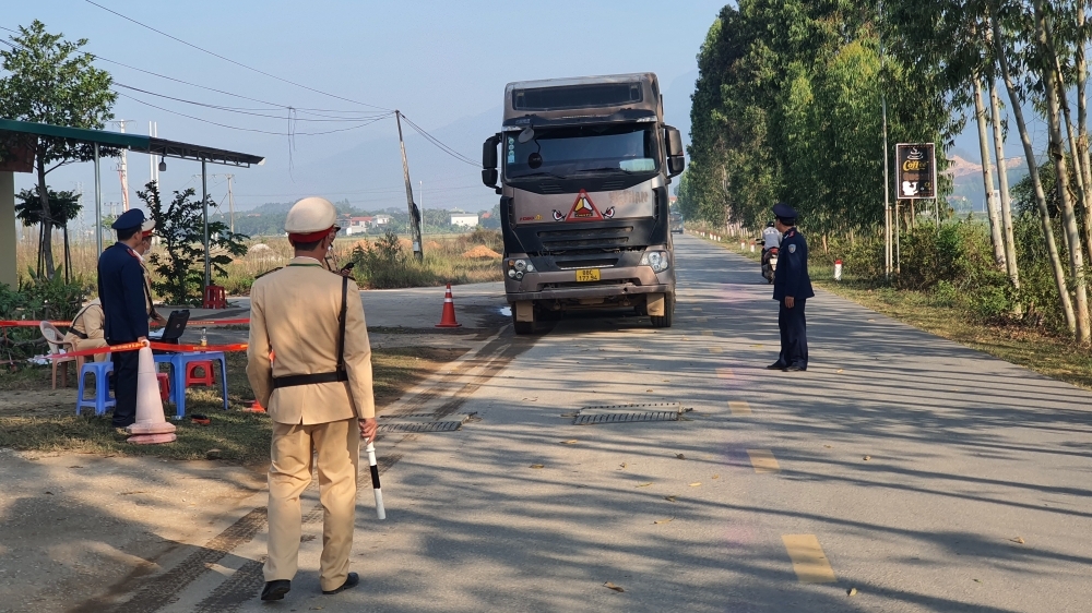 Công an huyện Tam Đảo quyết liệt xử lý xe quá khổ, quá tải