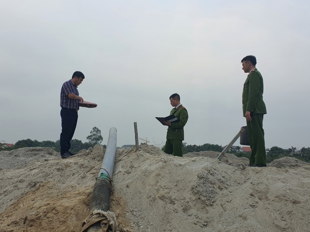 Vĩnh Phúc: “Cát tặc” lộng hành, ngang nhiên hút cát đêm trên sông Tranh