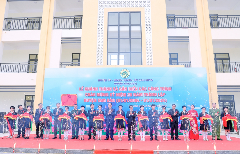 Lãnh đạo huyện Tam Đảo cắt băng khánh thành công trình Trường THCS Đại Đình, thị trấn Đại Đình