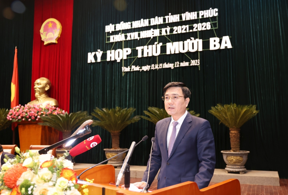 Phó Chủ tịch Thường trực UBND tỉnh Vũ Việt Văn trình bày báo cáo