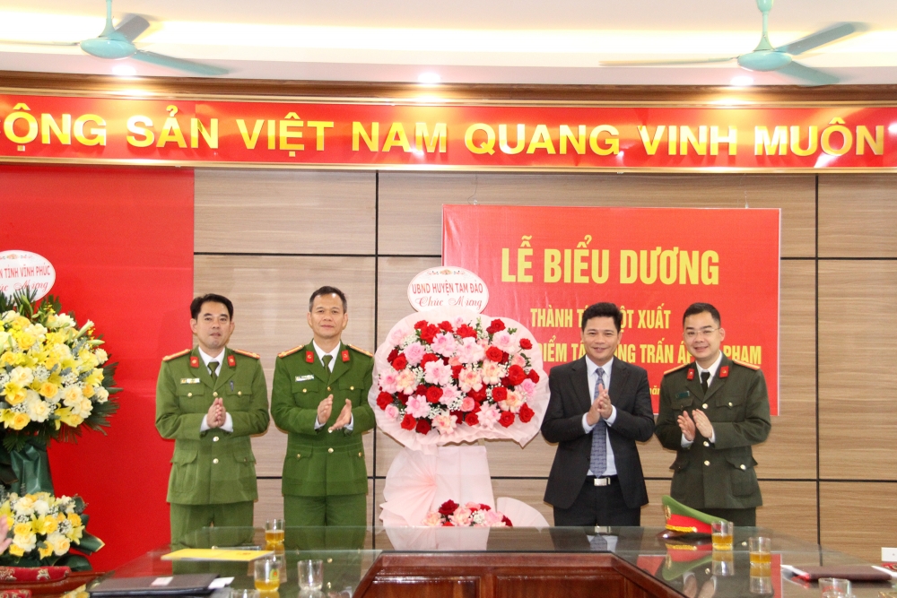Đồng chí Chủ tịch UBND huyện Tam Đảo Nguyễn Xuân Phương tặng hoa và thưởng nóng Công an huyện vì có thành tích xuất sắc trong điều tra vụ án cướp tài sản tại Thị trấn Hợp Châu