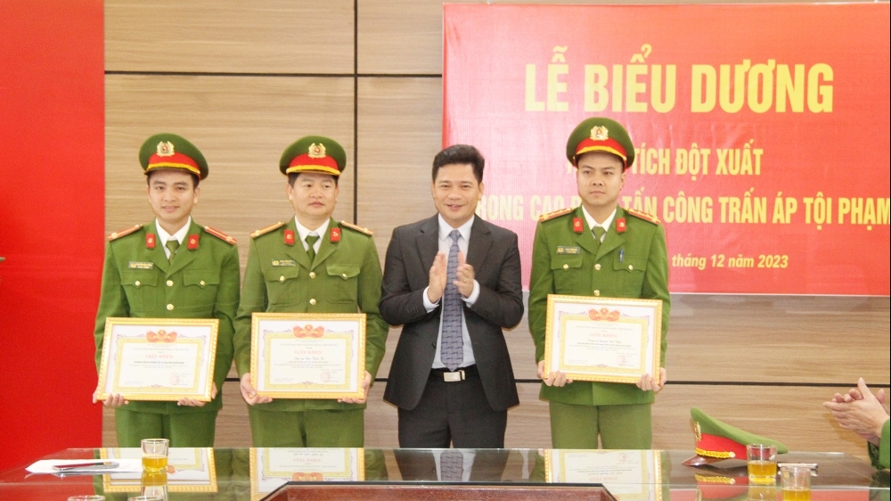 Huyện Tam Đảo: Thưởng nóng công an phá vụ án cướp tài sản tại thị trấn Hợp Châu