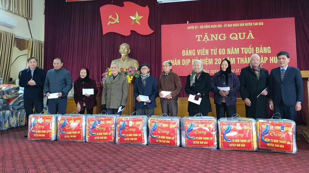 Tam Đảo (Vĩnh Phúc): Tặng quà Đảng viên từ 60 năm tuổi Đảng