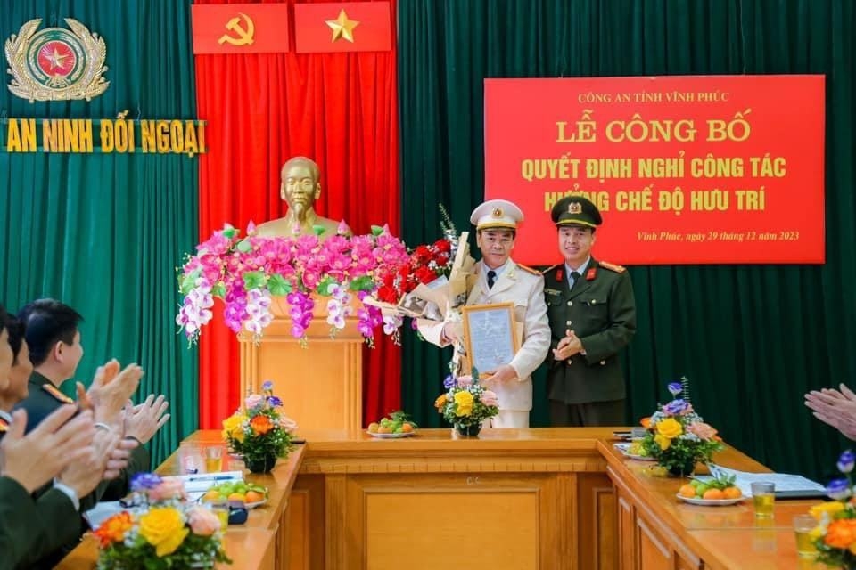 Thượng tá Trần Kim San (bên trái ảnh) nhận Quyết định nghỉ công tác chờ hưởng chế độ hưu trí Thượng tá Trần Kim San (bên trái ảnh) nhận Quyết định nghỉ công tác chờ hưởng chế độ hưu trí