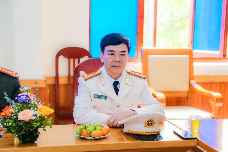 Thượng tá Trần Kim San (bên trái ảnh) nhận Quyết định nghỉ công tác chờ hưởng chế độ hưu trí Thượng tá Trần Kim San (bên trái ảnh) nhận Quyết định nghỉ công tác chờ hưởng chế độ hưu trí