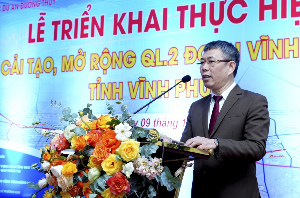 Giám đốc Ban Quản lý các dự án Đường thủy Dương Thanh Hưng phát biểu tại buổi lễ. 