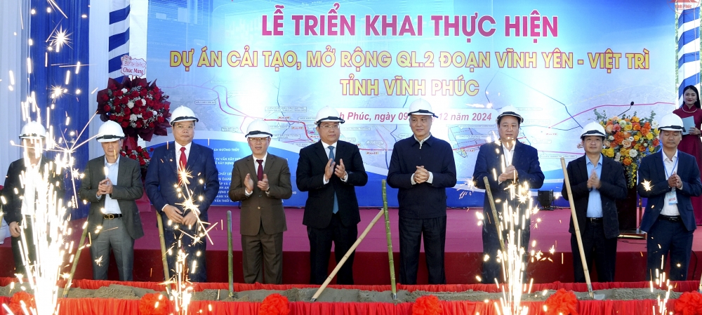 Chủ tịch UBND tỉnh Trần Duy Đông cùng các đại biểu thực hiện nghi thức triển khai thực hiện dự án.
