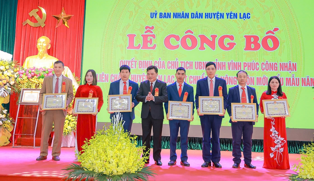 Lãnh đạo huyện Yên Lạc trao Giấy khen tặng các tập thể có thành tích xuất sắc trong công tác chỉ đạo, triển khai xây dựng xã Liên Châu đạt chuẩn nông thôn mới kiểu mẫu năm 2024. 