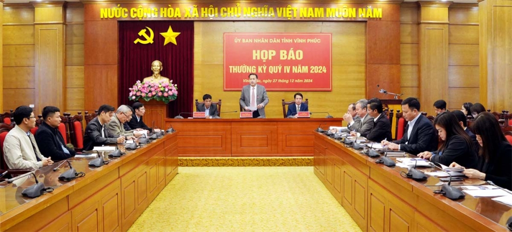 Chánh văn phòng UBND tỉnh Phan Thế Huy phát biểu tại cuộc họp.