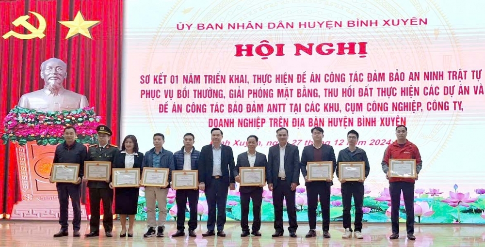 Lãnh đạo UBND huyện Bình Xuyên trao Giấy khen tặng các tập thể, cá nhân có thành tích xuất sắc trong triển khai, thực hiện hai đề án.