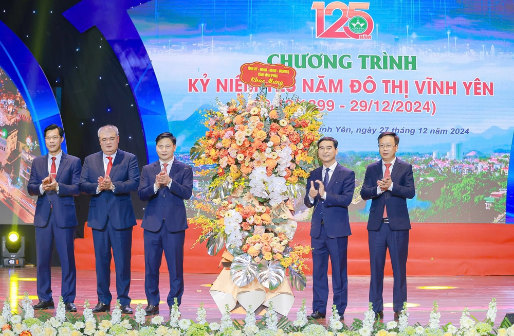 Bí thư Tỉnh ủy Dương Văn An tặng hoa chúc mừng thành phố Vĩnh Yên