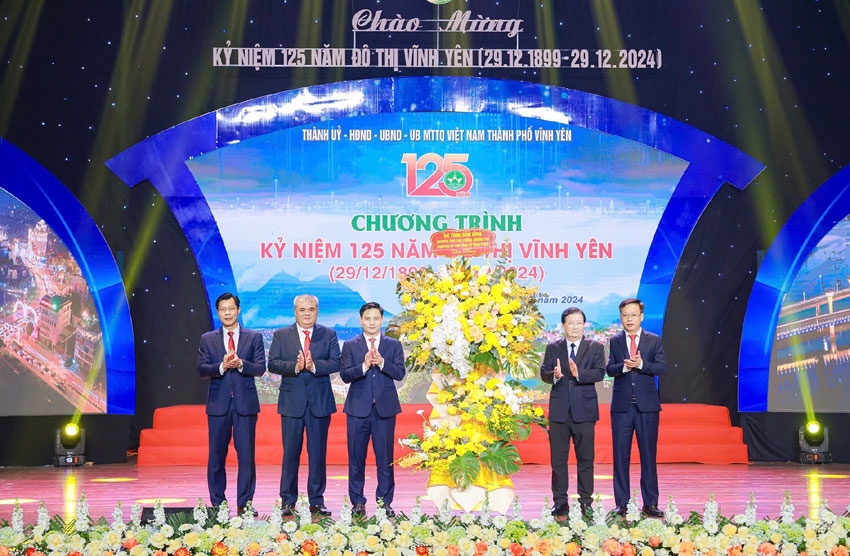 Đ.c Trịnh Đình Dũng, nguyên Ủy viên Trung ương Đảng, nguyên Phó Thủ tướng Chính phủ, nguyên Bí thư Tỉnh ủy tặng hoa chúc mừng