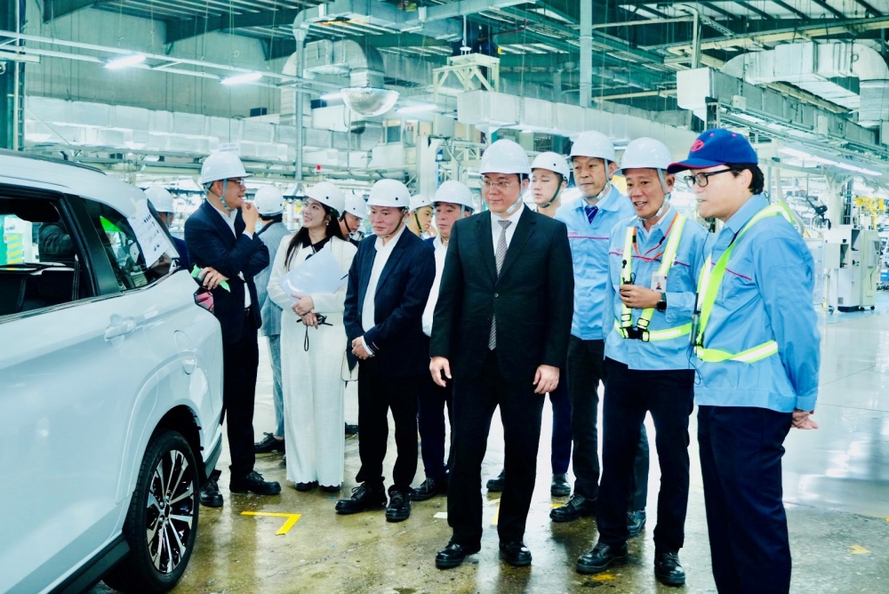 Chủ tịch UBND tỉnh Trần Duy Đông trực tiếp đến tham quan dây chuyền sản xuất tại Công ty Ô tô Toyota Việt Nam để kịp thời nắm bắt, tháo gỡ khó khăn cho doanh nghiệp