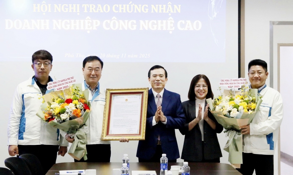 Giám đốc Sở Khoa học và Công nghệ Nguyễn Minh Tường cùng lãnh đạo Sở Khoa học và Công nghệ chúc mừng Công ty TNHH Công nghệ Namuga Phú Thọ được cấp Giấy chứng nhận doanh nghiệp công nghệ cao (tháng 11/2025)