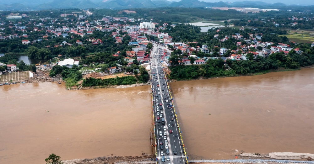 Hình ảnh Cầu Phong Châu mới đi vào hoạt động Hình ảnh Cầu Phong Châu mới đi vào hoạt động