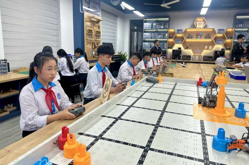 Phòng thực hành giáo dục STEM của Trường THCS Hướng Đạo được ập đoàn Công nghiệp - Năng lượng Quốc gia Việt Nam hỗ trợ đảm bảo theo tiêu chuẩn quốc tế.