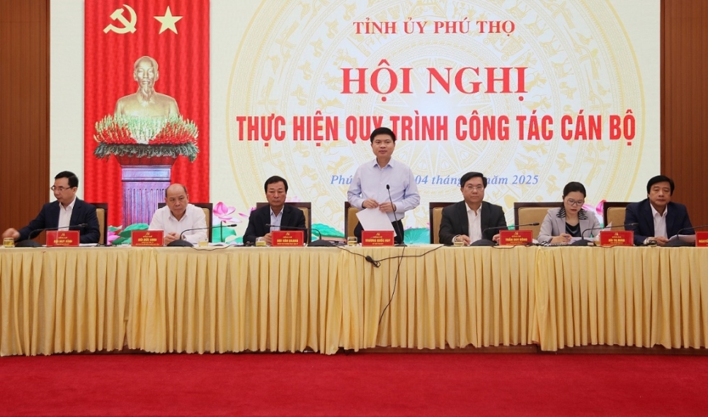Các đồng chí Thường trực Tỉnh ủy chủ trì hội nghị