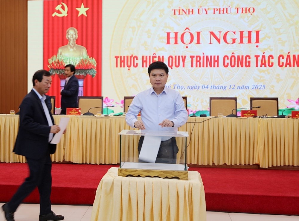 Các đại biểu thực hiện quy trình công tác cán bộ