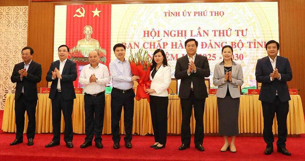 Các đồng chí Thường trực Tỉnh ủy tặng hoa chúc mừng đồng chí Bùi Thị Thu Hằng được bầu giữ chức Chủ nhiệm Ủy ban Kiểm tra Tỉnh ủy nhiệm kỳ 2025 - 2030