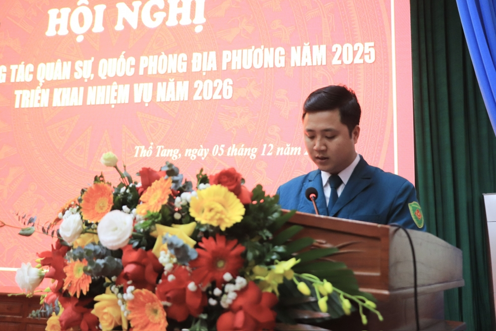 Chỉ huy Trưởng Ban Chỉ huy Quân sự xã Thổ Tang báo cáo kết quả công tác quân sự, quốc phòng địa phương.