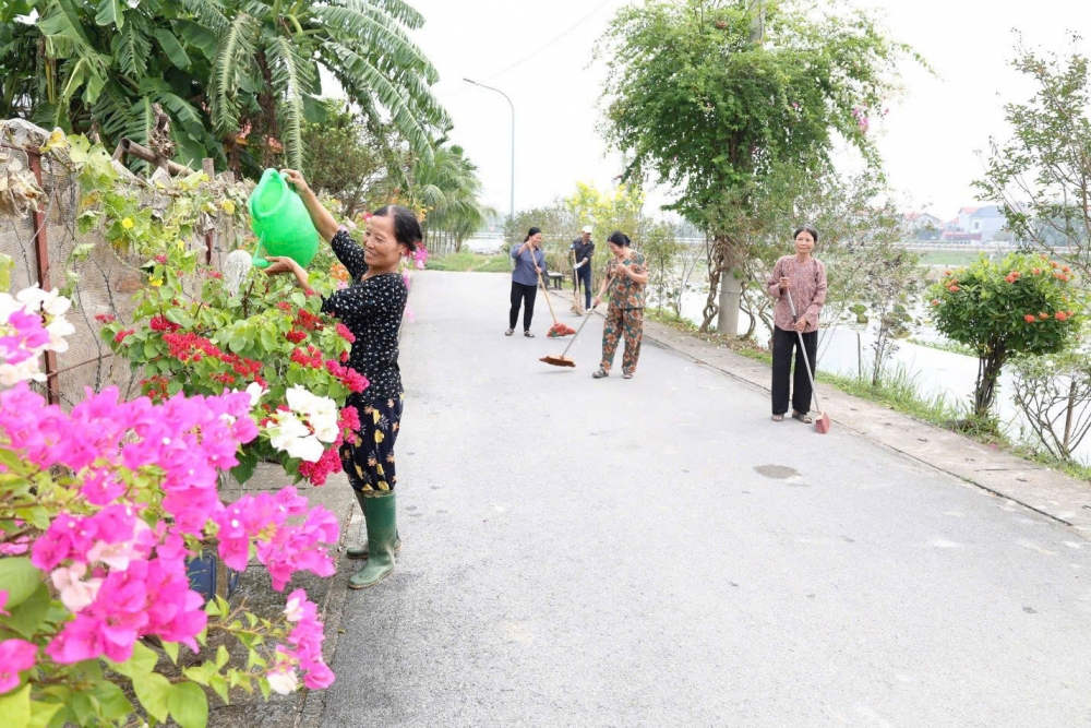 Người dân xã Vĩnh Tường chung tay xây dựng cảnh quan môi trường nông thôn mới.