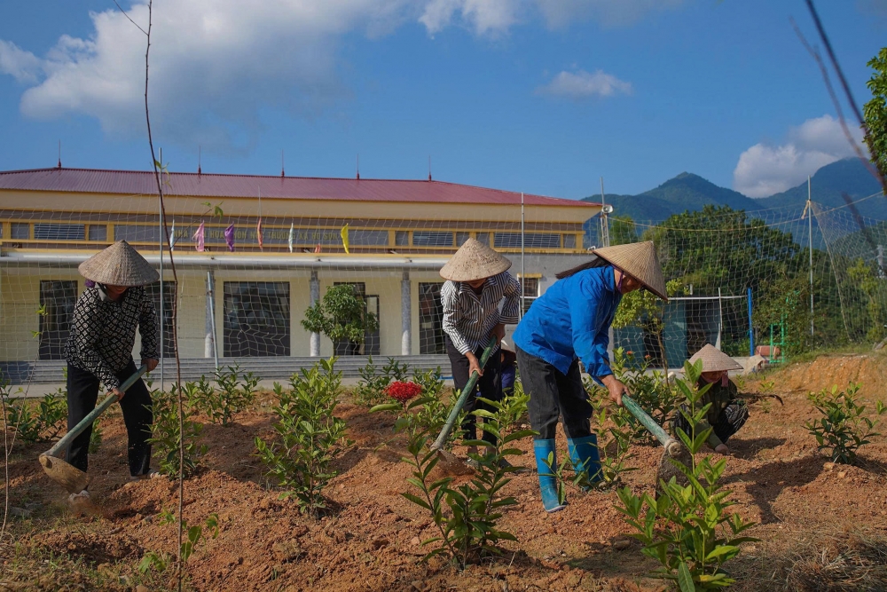 Nhân dân thôn Núc Thượng, xã Tam Đảo chung tay trồng, chăm sóc cây xanh, cây cảnh tại nhà văn hóa thôn.