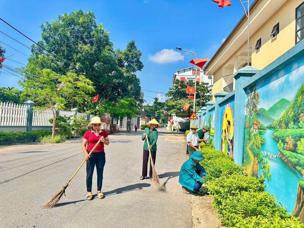 Các tuyến đường tại thôn nông thôn mới kiểu mẫu Hòa Loan, xã Vĩnh Thành luôn sáng, xanh, sạch đẹp nhờ sự chung tay của người dân trên địa bàn.