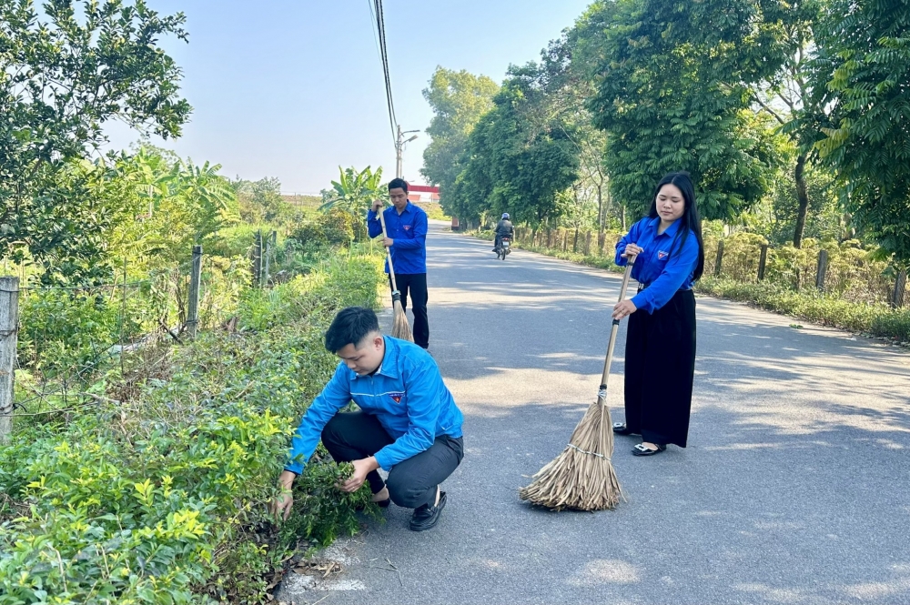 Đoàn viên thanh niên xã Vĩnh Thành duy trì thường xuyên các hoạt động vệ sinh môi trường tại các khu dân cư.
