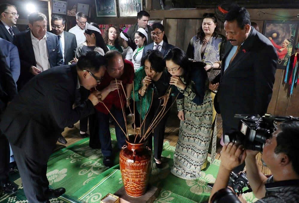 Thứ trường Bộ Văn hóa, Thể thao và Du lịch cùng Đoàn Đại sứ, Đại biện và trưởng các cơ quan, tổ chức quốc tế tìm hiểu nét độc đáo trong văn hóa uống rượu cần của người Mường. Thứ trường Bộ Văn hóa, Thể thao và Du lịch cùng Đoàn Đại sứ, Đại biện và trưởng các cơ quan, tổ chức quốc tế tìm hiểu nét độc đáo trong văn hóa uống rượu cần của người Mường.