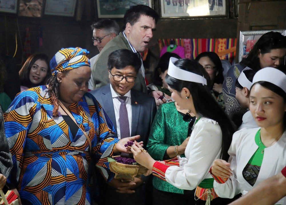 Đoàn Đại sứ, Đại biện và trưởng các cơ quan, tổ chức quốc tế tìm hiểu ẩm thực của người Mường. Đoàn Đại sứ, Đại biện và trưởng các cơ quan, tổ chức quốc tế tìm hiểu ẩm thực của người Mường.