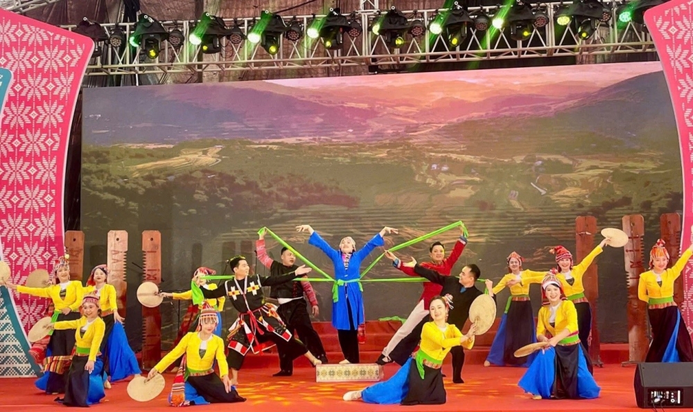 Tiết mục múa “Ao Tá - Sắc màu giao thoa” đạt giải B. Tiết mục múa “Ao Tá - Sắc màu giao thoa” đạt giải B.