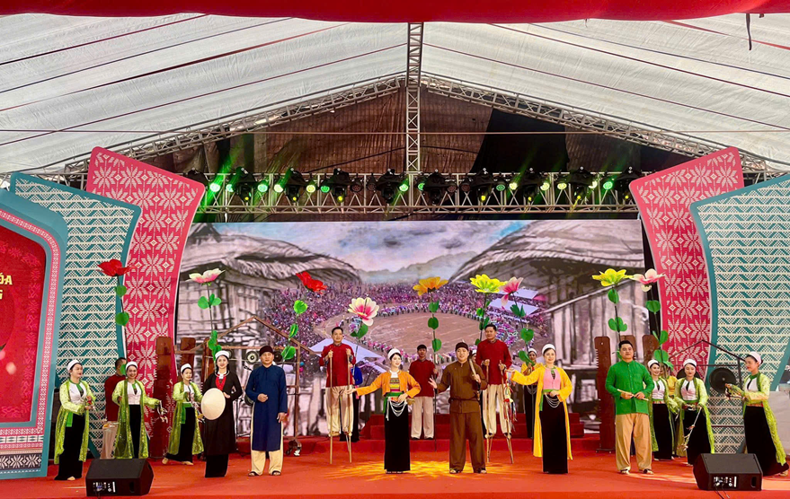 Nội dung trình diễn trang phục dân tộc Mường tỉnh Phú Thọ đạt giải A. Nội dung trình diễn trang phục dân tộc Mường tỉnh Phú Thọ đạt giải A.