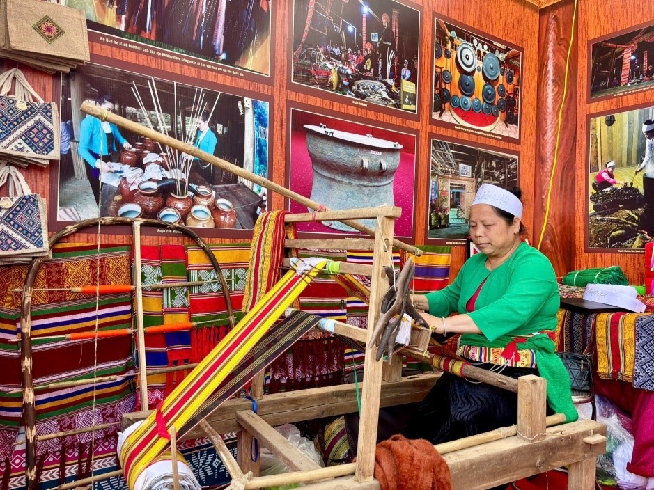 Nghệ nhân trình diễn nghề thủ công truyền thống của người Mường tại Ngày hội. Nghệ nhân trình diễn nghề thủ công truyền thống của người Mường tại Ngày hội.