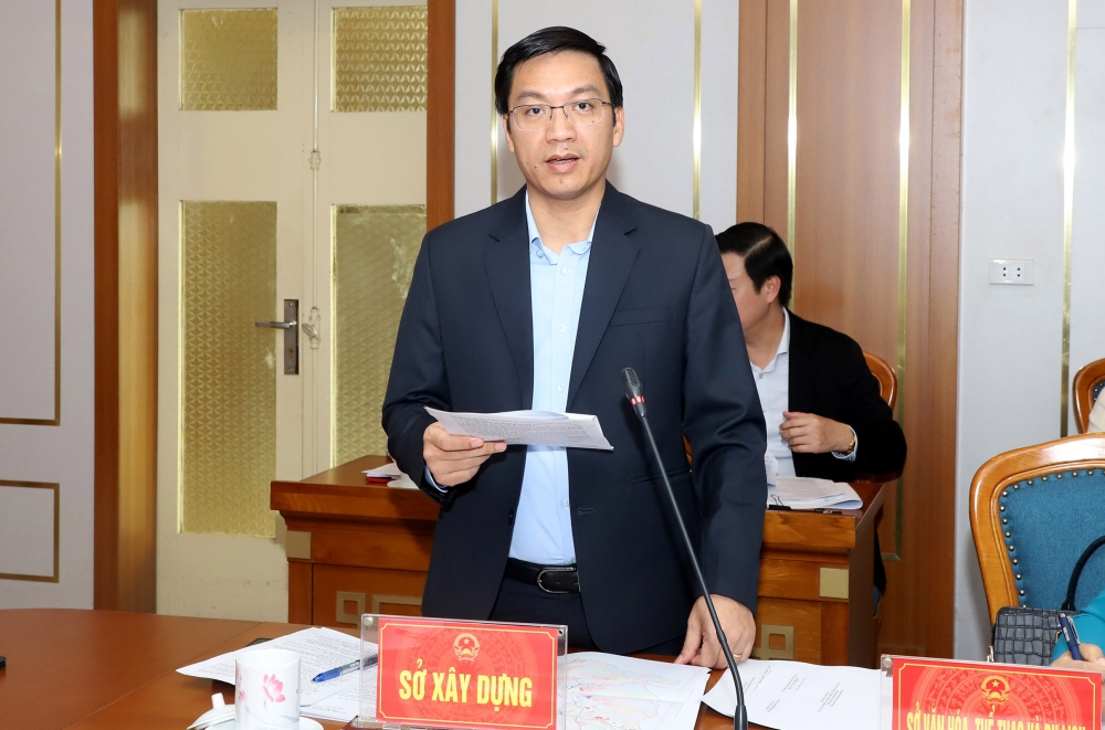 Giám đốc Sở Xây dựng báo cáo tại hội nghị Giám đốc Sở Xây dựng báo cáo tại hội nghị