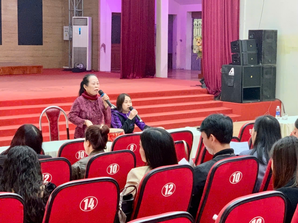 Nghệ nhân nhân dân Nguyễn Thị Lịch và nghệ nhân ưu tú Bùi Thị Tuyến - phường Xoan An Thái đang dạy hát và gõ trống cho các học viên Nghệ nhân nhân dân Nguyễn Thị Lịch và nghệ nhân ưu tú Bùi Thị Tuyến - phường Xoan An Thái đang dạy hát và gõ trống cho các học viên